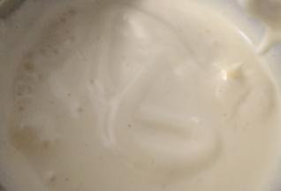 黄油提前融化好放置一旁备用。全蛋加入砂糖隔热水打发，打发程度，提前打蛋器画8字，纹路不会立即消失即可