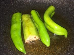 热锅倒油，下青椒小火煎