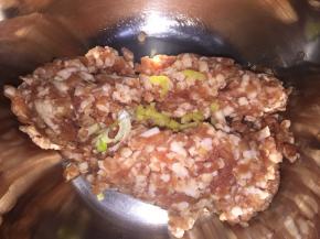 姜末、葱花剁碎，加入肉末中