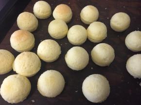 然后放入预热好的烤箱中层，180度12分钟。烤好的蛋糕彻底放凉后再脱模，避免粘连。