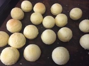 然后放入预热好的烤箱中层，180度12分钟。烤好的蛋糕彻底放凉后再脱模，避免粘连。