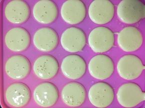 倒入模具中，我用的硅胶模具，倒的时候稍微倒的满一些，烤出来才比较圆一些。