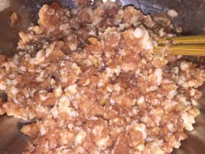 调入盐、料酒、鸡粉，拌匀备用