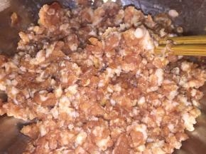 调入盐、料酒、鸡粉，拌匀备用