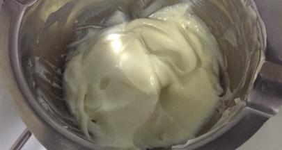 取一颗冷却的蛋糕放入巧克力中滚一圈，然后插在泡沫上定型，依次做好所有的棒棒糖蛋糕即可。