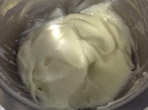 取一颗冷却的蛋糕放入巧克力中滚一圈，然后插在泡沫上定型，依次做好所有的棒棒糖蛋糕即可。