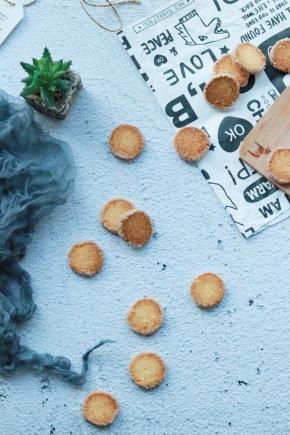 送入预热好的烤箱中层，200度12分钟左右，最长不要超出15分钟