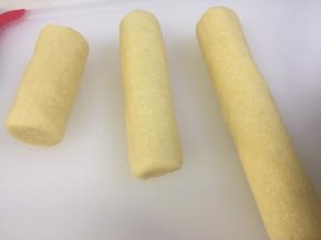 整理成圆柱形或者方形放入冰箱冷冻至硬