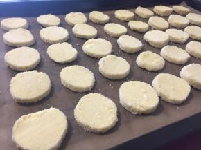 侧面在砂糖中滚一圈，然后依次排开摆在烤盘中，每块饼干之间留出一定空隙。