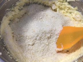 分次加入椰蓉拌匀