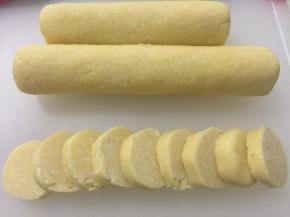 （我冻了一个半小时左右）冷冻时间根据自己面团的硬度情况调整。取出冻好的面团，切厚片