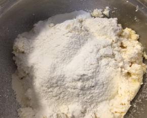 然后晒入低粉，拌匀