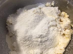 然后晒入低粉，拌匀