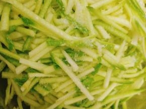 先把云南小瓜刨丝，放少许盐，腌制5~8分钟后，挤出水分备用，