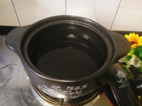 准备一口砂锅，加水并烧开