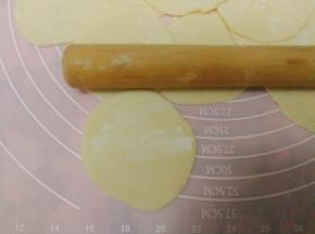 饺子皮：是由饺子粉倒入清水和面，和好面包上保鲜膜静止10分钟，醒发好的饺子皮，分相同大小的小剂子，压扁后用擀面杖。