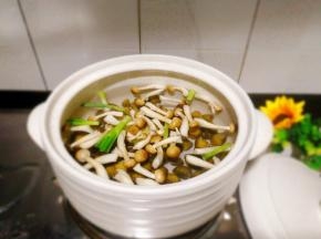 这个是日式多用砂锅蒸笼，把食材全部议入，加入适量的水