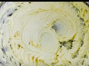黄油软化后加糖粉打发