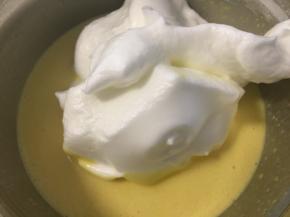 取一勺蛋白糊放入蛋黄糊中翻拌均匀