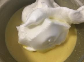 取一勺蛋白糊放入蛋黄糊中翻拌均匀
