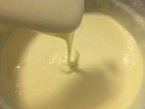 然后将拌好的蛋黄糊倒入剩余的蛋白糊中，翻拌均匀，最后倒入事先准备好的抹茶液，翻拌均匀。从高处倒入模具（28*28金盘），刺破表面气泡，然后送入提前预热好的烤箱中层170度25分钟，注意观察上色。