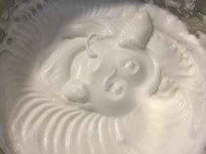 蛋清分三次加入砂糖，电动打蛋器打至湿性略过一点，不要打至干性发泡，烤的时候易开裂。