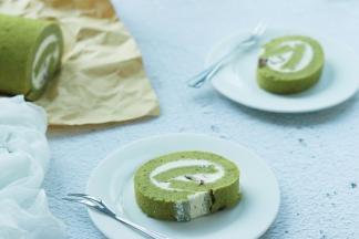 冷藏后的蛋糕卷切片食用