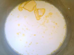 牛奶加一小撮盐跟黄油，小火加热煮开