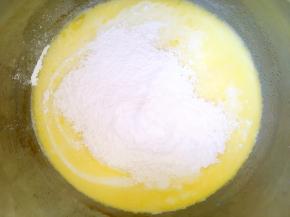 过筛低筋面粉跟竹炭粉