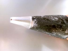 之后装入裱花袋，我用的圆形裱花嘴，烤箱预热200度