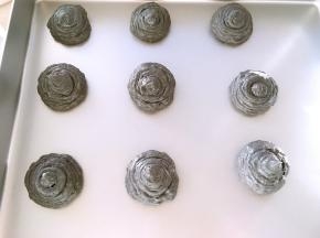 挤出均匀的大小，入烤箱烤15分钟，之后转190度烤15分钟，烤好再闷5分钟再出炉