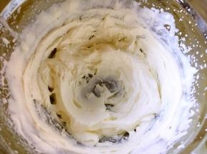 淡奶油加砂糖打发出清晰纹路，倾斜打蛋盆淡奶油不流动即可，装入裱花袋