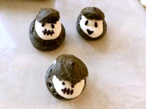 巧克力隔水加热至融化，装饰上小魔鬼的眼睛跟嘴巴