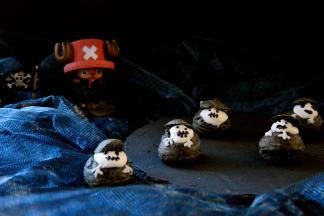 再用白色巧克力装饰上魔鬼的手，小魔鬼泡芙就做好啦