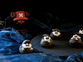 再用白色巧克力装饰上魔鬼的手，小魔鬼泡芙就做好啦