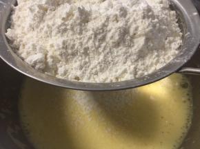 抹茶粉提前用热水冲开搅匀备用。热水中加入砂糖，打散至糖融化后倒入植物油，用手动打蛋器搅拌至充分乳化，然后加入过筛面粉Z字型方式拌匀。最后加入蛋黄，充分搅打均匀至粘稠状。