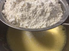 抹茶粉提前用热水冲开搅匀备用。热水中加入砂糖，打散至糖融化后倒入植物油，用手动打蛋器搅拌至充分乳化，然后加入过筛面粉Z字型方式拌匀。最后加入蛋黄，充分搅打均匀至粘稠状。