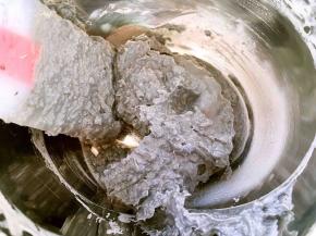 凉至不烫手时，分次加入全蛋液，搅拌均匀