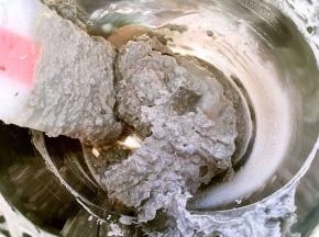 凉至不烫手时，分次加入全蛋液，搅拌均匀