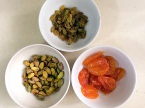 准备好杏干、葡萄干，开心果剥去壳备用。
