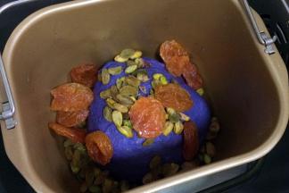 加入葡萄干、开心果和杏干，继续揉3～5分钟。