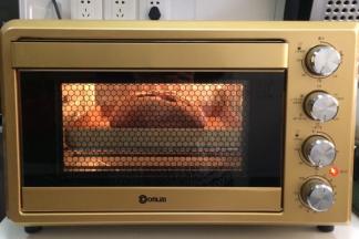 放入预热的烤箱中下层，上下火170度，约烤25分钟。（请按各自烤箱情况调整烘烤温度和时间）