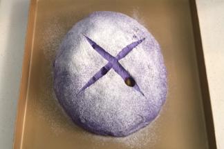 用割刀在面包表面划十字形割口。（可随意割其他造型）