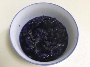 取15克蝶豆花用240克开水泡开。
