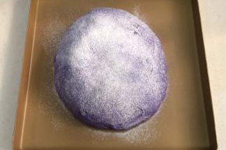 面包发至两倍大时取出，在面包表面筛上一层薄薄的高筋面粉。