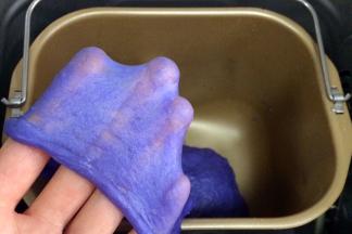 揉至面团呈扩展阶段，可以拉出薄膜。