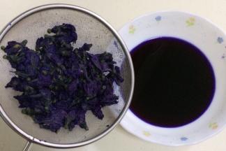 待泡好的蝶豆花水冷却后，用筛子过滤下，可以用力挤压泡过水的蝶豆花，汁液浓度越高越好，然后取180克的蝶豆花水备用。（如果是夏天气温高，可以把蝶豆花水放入冰箱冷藏下再使用）
