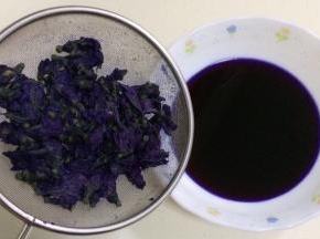 待泡好的蝶豆花水冷却后，用筛子过滤下，可以用力挤压泡过水的蝶豆花，汁液浓度越高越好，然后取180克的蝶豆花水备用。（如果是夏天气温高，可以把蝶豆花水放入冰箱冷藏下再使用）