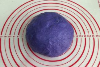 捏起来，整成圆形或椭圆形均可。