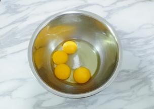 先放一半糖打发